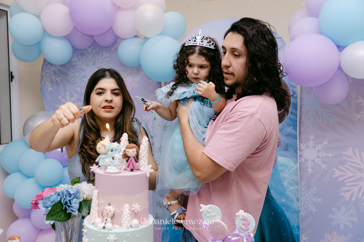 Elisa comemorando seu aniversário de 3 anos com tema Frozen em Mogi das Cruzes, cercada pela família e por uma decoração preparada com muito carinho