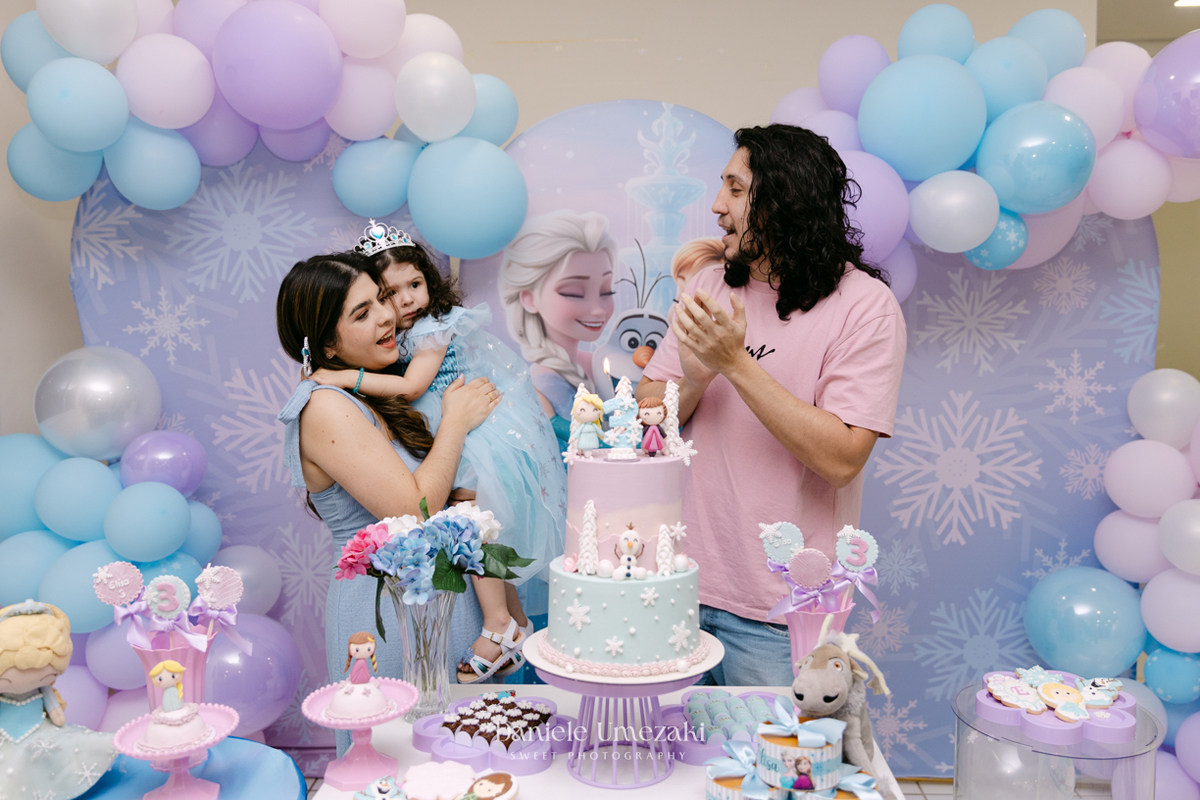 Elisa comemorando seu aniversário de 3 anos com tema Frozen em Mogi das Cruzes, cercada pela família e por uma decoração preparada com muito carinho