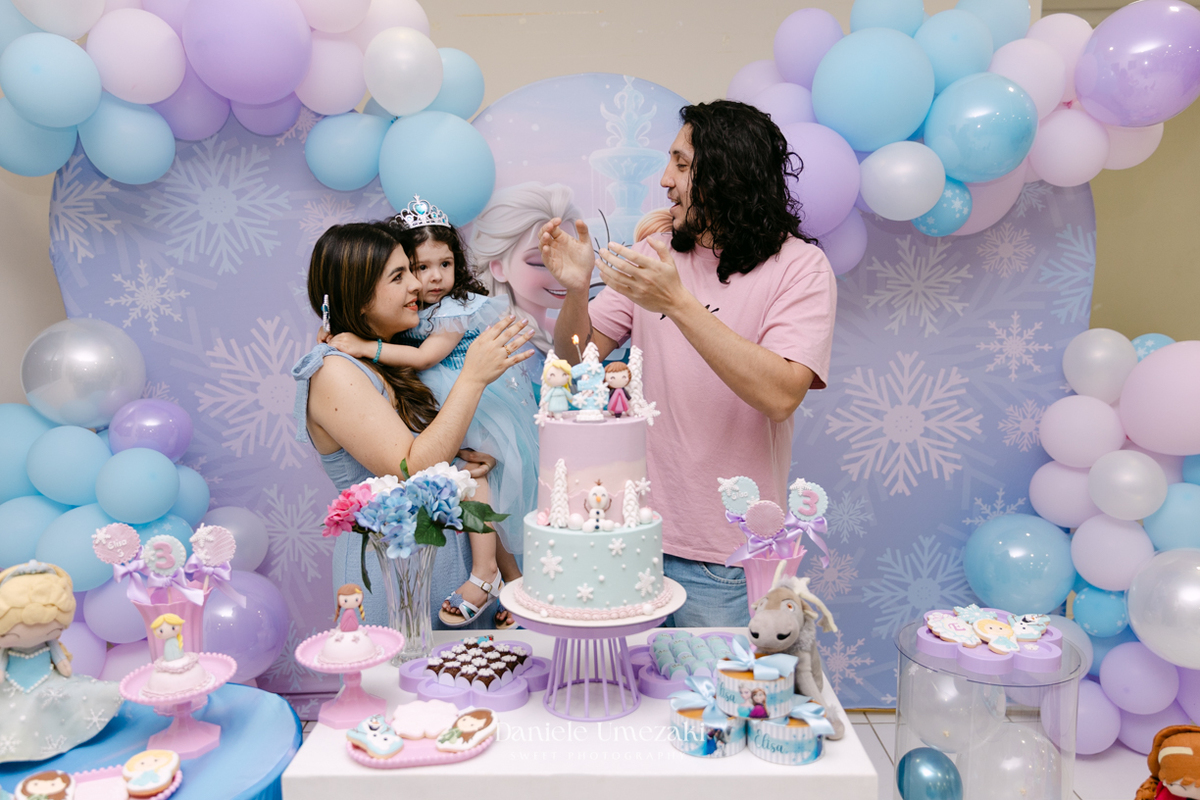 Elisa comemorando seu aniversário de 3 anos com tema Frozen em Mogi das Cruzes, cercada pela família e por uma decoração preparada com muito carinho
