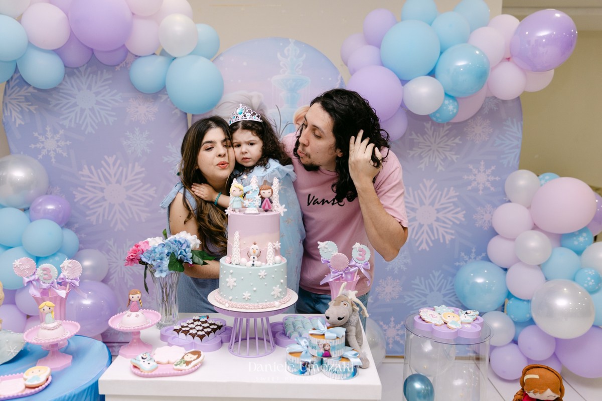 Elisa comemorando seu aniversário de 3 anos com tema Frozen em Mogi das Cruzes, cercada pela família e por uma decoração preparada com muito carinho