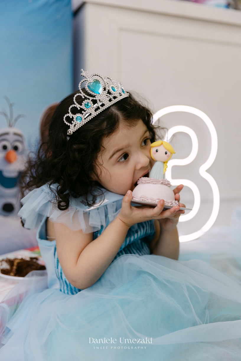 Elisa comemorando seu aniversário de 3 anos com tema Frozen em Mogi das Cruzes, cercada pela família e por uma decoração preparada com muito carinho