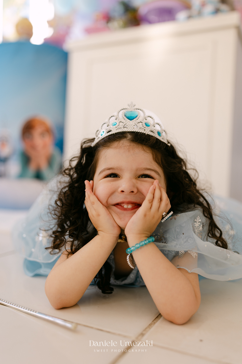 Elisa comemorando seu aniversário de 3 anos com tema Frozen em Mogi das Cruzes, cercada pela família e por uma decoração preparada com muito carinho