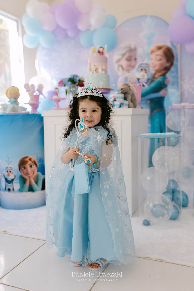 Elisa comemorando seu aniversário de 3 anos com tema Frozen em Mogi das Cruzes, cercada pela família e por uma decoração preparada com muito carinho