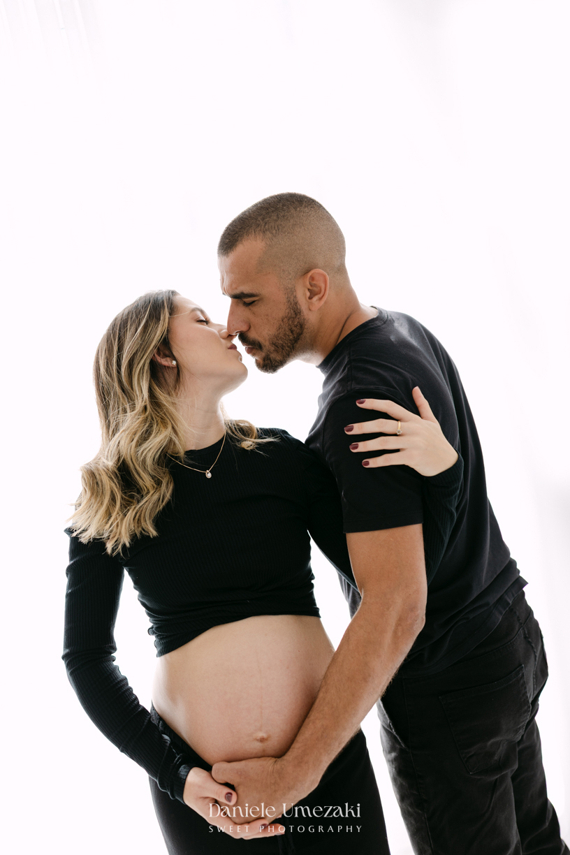 Giovanna e Marcos durante ensaio gestante em estúdio em Mogi das Cruzes, esperando a chegada do Miguel ao lado da filha Julia.