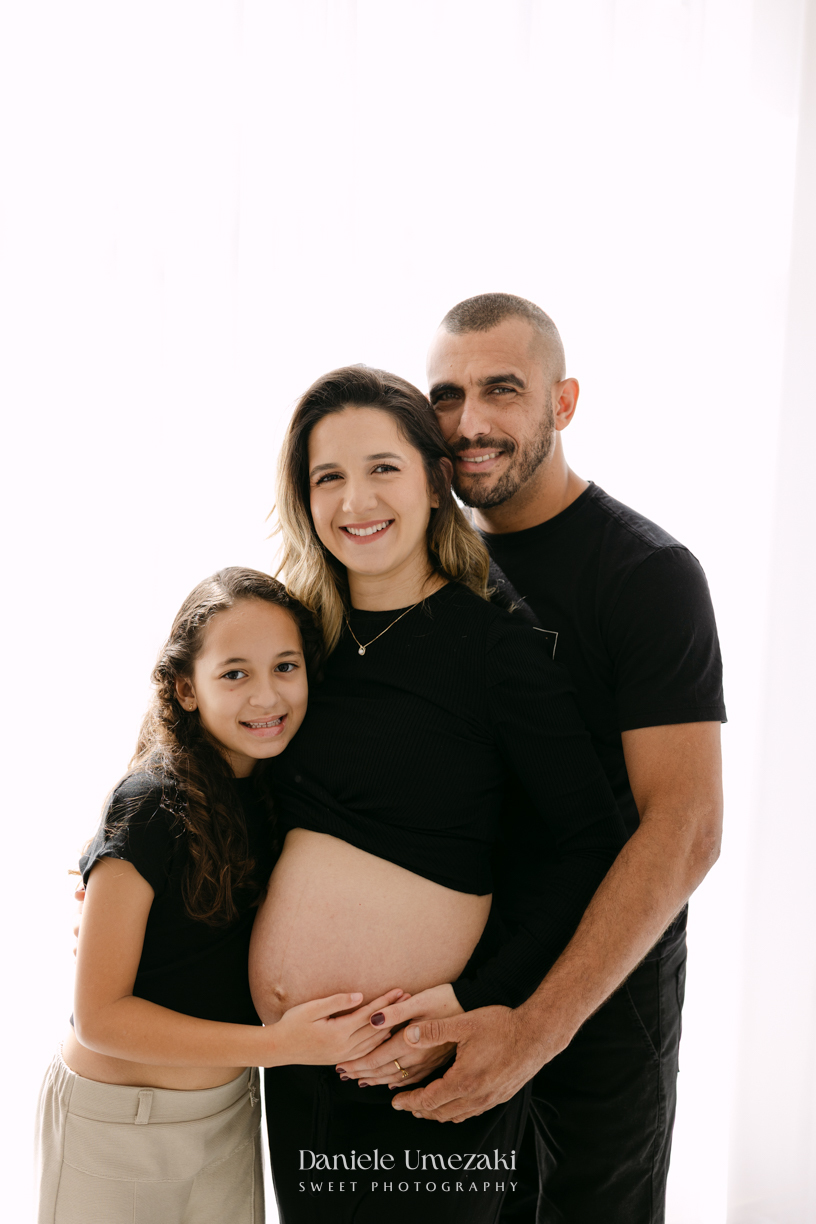 Giovanna e Marcos durante ensaio gestante em estúdio em Mogi das Cruzes, esperando a chegada do Miguel ao lado da filha Julia.