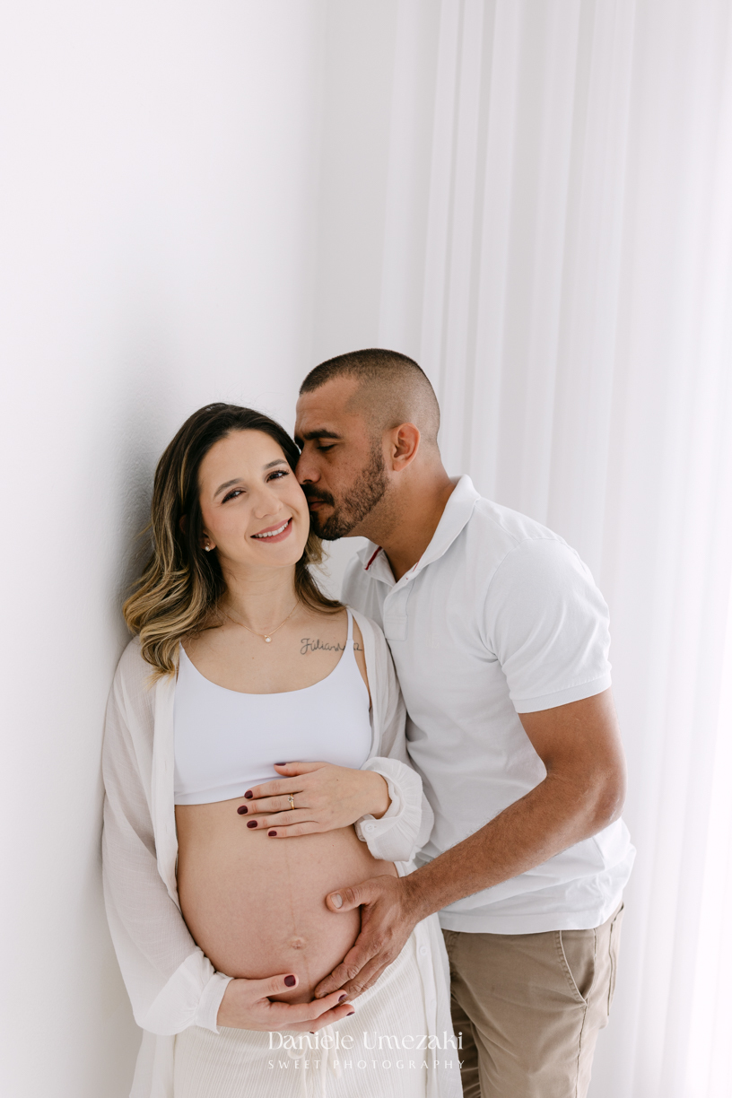 Giovanna e Marcos durante ensaio gestante em estúdio em Mogi das Cruzes, esperando a chegada do Miguel ao lado da filha Julia.