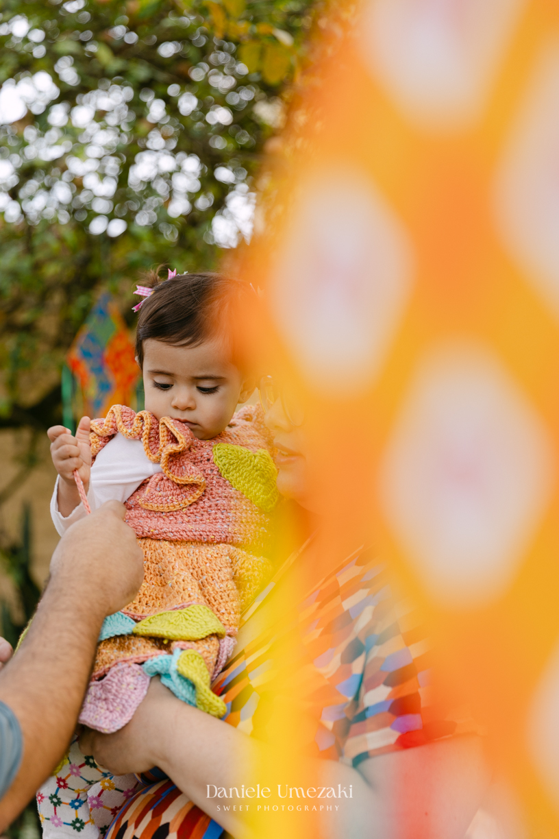 Amália comemorando seu primeiro aniversário em uma delicada festa junina no Quintal Pitangueiras, em Mogi das Cruzes, cercada pela família e amigos.