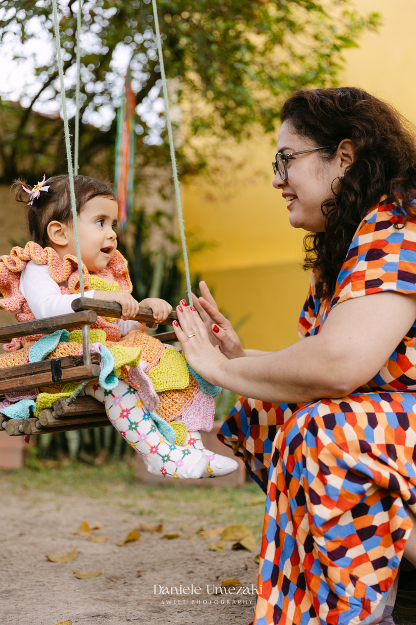 Amália comemorando seu primeiro aniversário em uma delicada festa junina no Quintal Pitangueiras, em Mogi das Cruzes, cercada pela família e amigos.