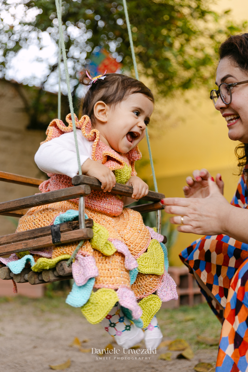 Amália comemorando seu primeiro aniversário em uma delicada festa junina no Quintal Pitangueiras, em Mogi das Cruzes, cercada pela família e amigos.