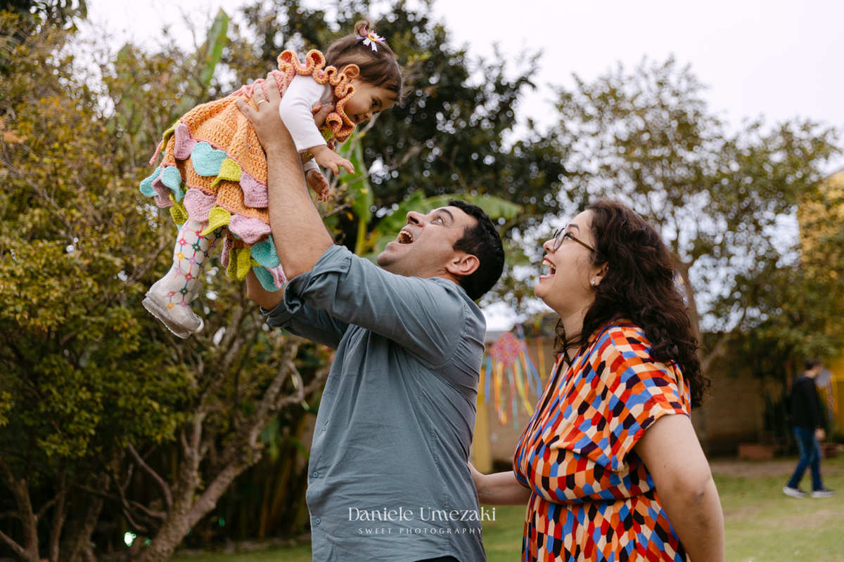 Amália comemorando seu primeiro aniversário em uma delicada festa junina no Quintal Pitangueiras, em Mogi das Cruzes, cercada pela família e amigos.