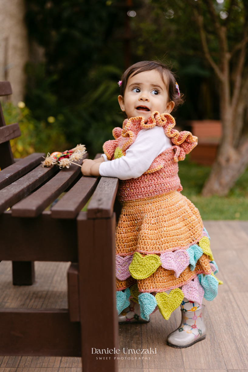 Amália comemorando seu primeiro aniversário em uma delicada festa junina no Quintal Pitangueiras, em Mogi das Cruzes, cercada pela família e amigos.