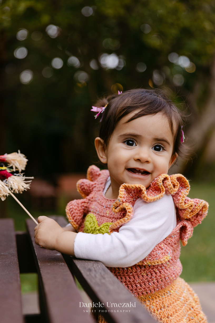 Amália comemorando seu primeiro aniversário em uma delicada festa junina no Quintal Pitangueiras, em Mogi das Cruzes, cercada pela família e amigos.