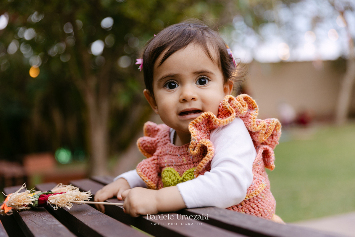 Amália comemorando seu primeiro aniversário em uma delicada festa junina no Quintal Pitangueiras, em Mogi das Cruzes, cercada pela família e amigos.