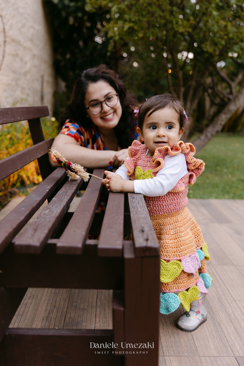 Amália comemorando seu primeiro aniversário em uma delicada festa junina no Quintal Pitangueiras, em Mogi das Cruzes, cercada pela família e amigos.