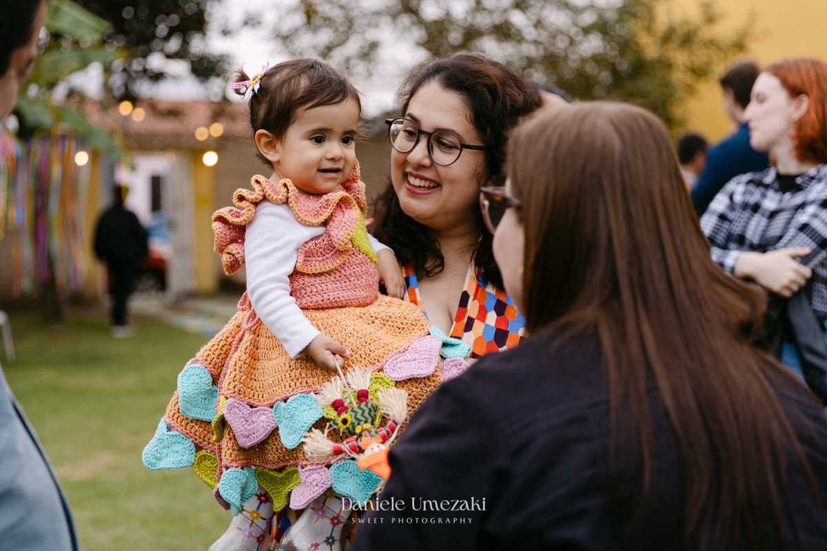 Amália comemorando seu primeiro aniversário em uma delicada festa junina no Quintal Pitangueiras, em Mogi das Cruzes, cercada pela família e amigos.