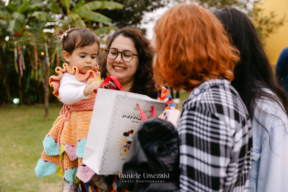 Amália comemorando seu primeiro aniversário em uma delicada festa junina no Quintal Pitangueiras, em Mogi das Cruzes, cercada pela família e amigos.