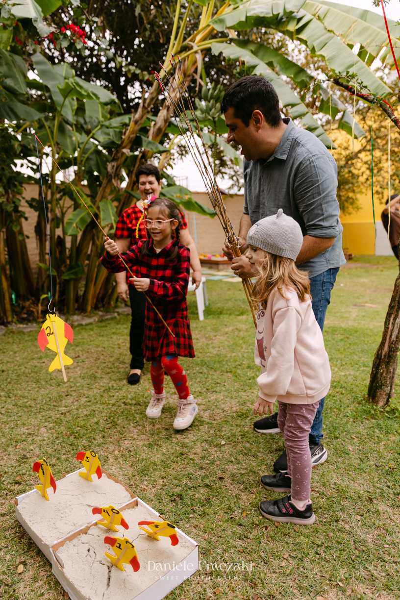 Amália comemorando seu primeiro aniversário em uma delicada festa junina no Quintal Pitangueiras, em Mogi das Cruzes, cercada pela família e amigos.