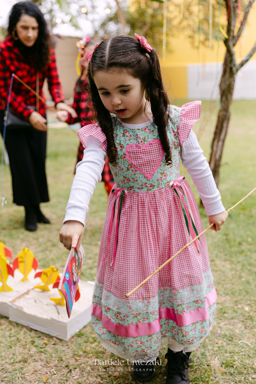 Amália comemorando seu primeiro aniversário em uma delicada festa junina no Quintal Pitangueiras, em Mogi das Cruzes, cercada pela família e amigos.