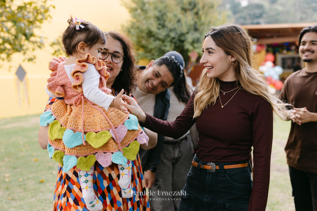 Amália comemorando seu primeiro aniversário em uma delicada festa junina no Quintal Pitangueiras, em Mogi das Cruzes, cercada pela família e amigos.