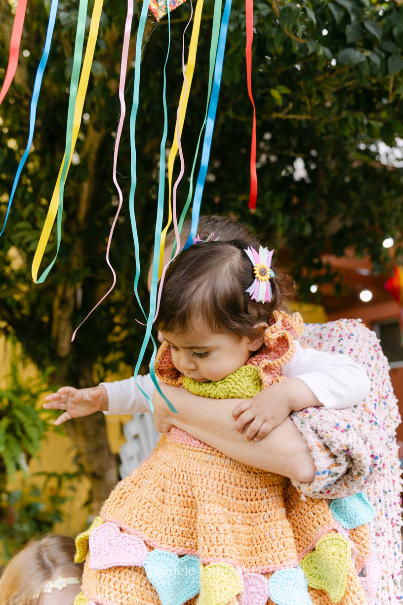Amália comemorando seu primeiro aniversário em uma delicada festa junina no Quintal Pitangueiras, em Mogi das Cruzes, cercada pela família e amigos.