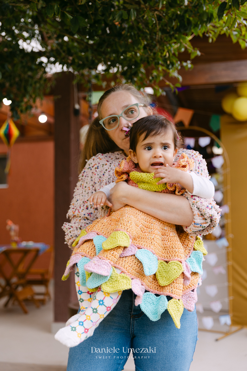Amália comemorando seu primeiro aniversário em uma delicada festa junina no Quintal Pitangueiras, em Mogi das Cruzes, cercada pela família e amigos.Amália comemorando seu primeiro aniversário em uma delicada festa junina no Quintal Pitangueiras, em Mogi d
