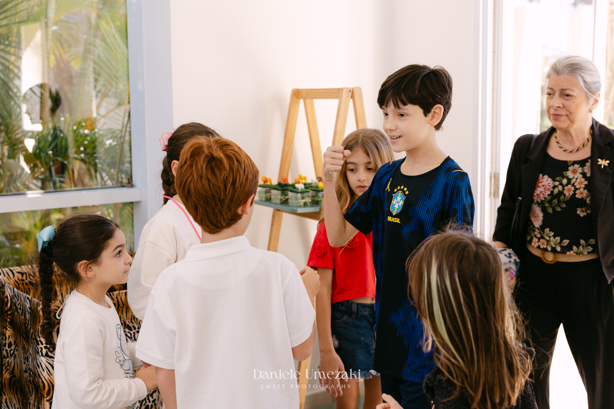 Francisco comemorando seu aniversário de 9 anos no condomínio Landscape em Mogi das Cruzes durante uma festa com atividades da SOS Ambiental e oficina de plantio