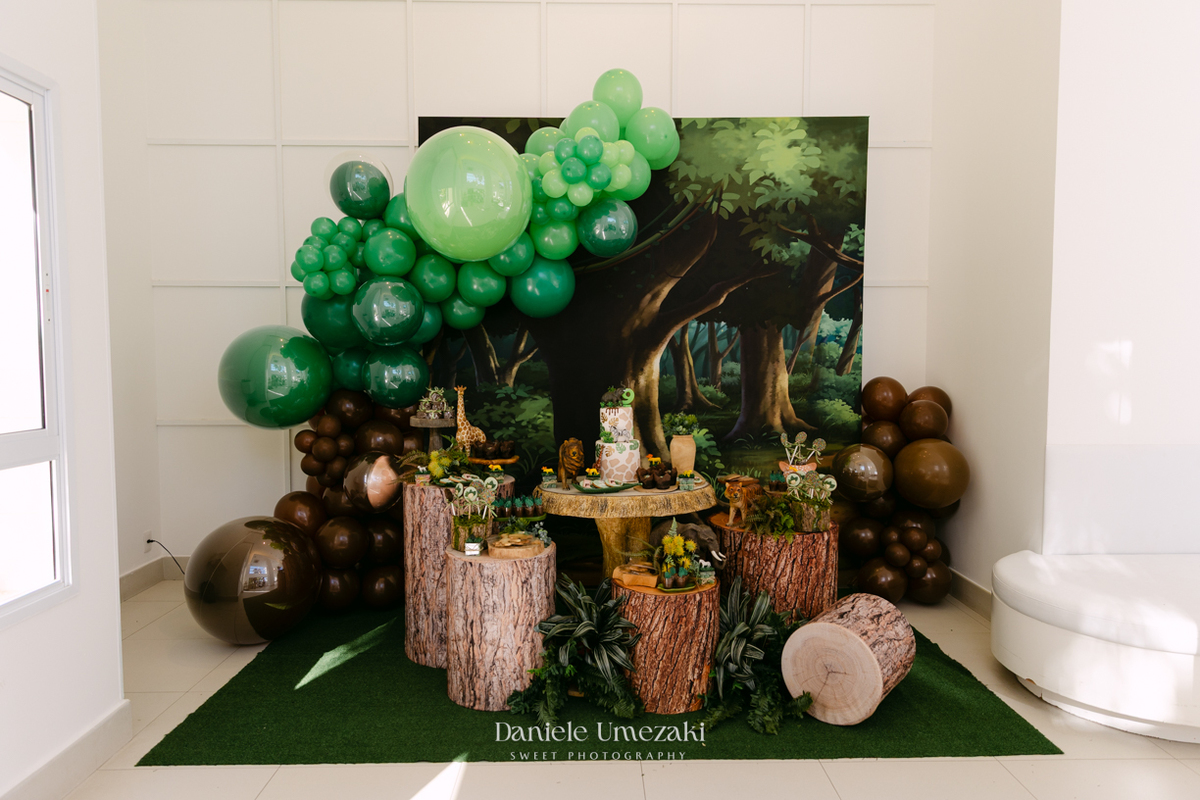 Francisco comemorando seu aniversário de 9 anos no condomínio Landscape em Mogi das Cruzes durante uma festa com atividades da SOS Ambiental e oficina de plantio