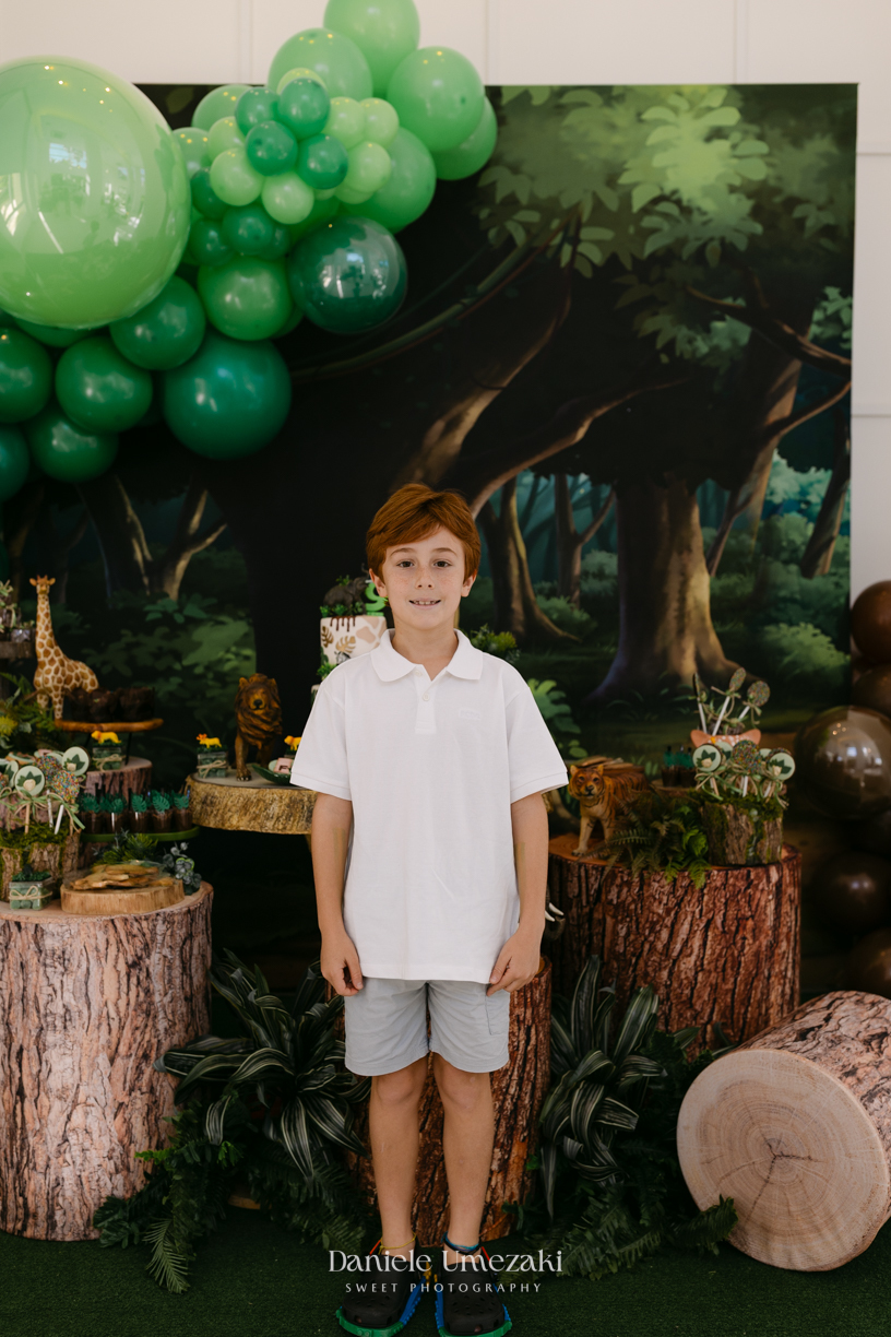 Francisco comemorando seu aniversário de 9 anos no condomínio Landscape em Mogi das Cruzes durante uma festa com atividades da SOS Ambiental e oficina de plantio