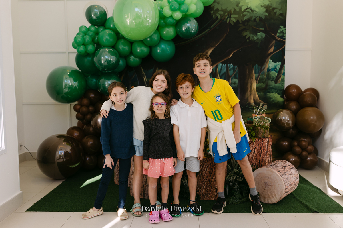 Francisco comemorando seu aniversário de 9 anos no condomínio Landscape em Mogi das Cruzes durante uma festa com atividades da SOS Ambiental e oficina de plantio