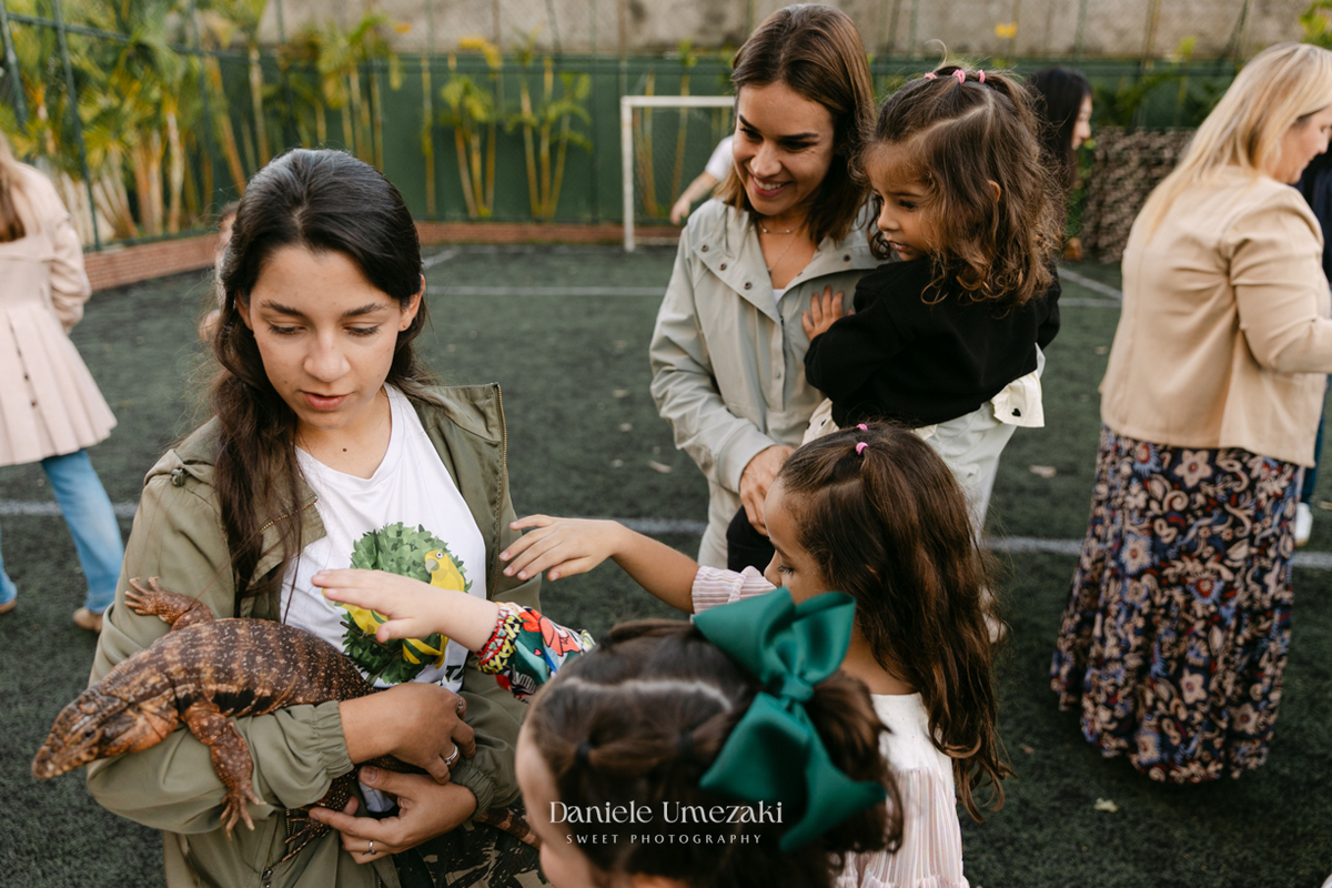 Francisco comemorando seu aniversário de 9 anos no condomínio Landscape em Mogi das Cruzes durante uma festa com atividades da SOS Ambiental e oficina de plantio