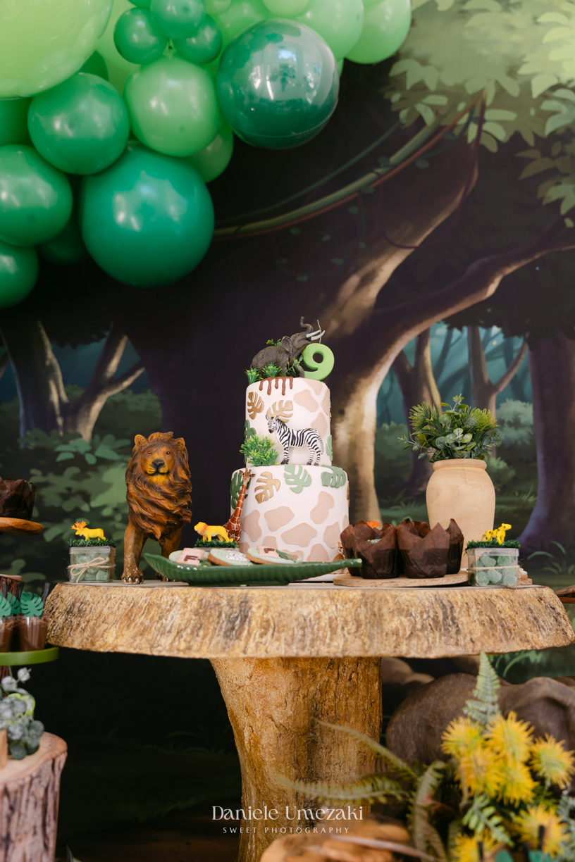 Francisco comemorando seu aniversário de 9 anos no condomínio Landscape em Mogi das Cruzes durante uma festa com atividades da SOS Ambiental e oficina de plantio