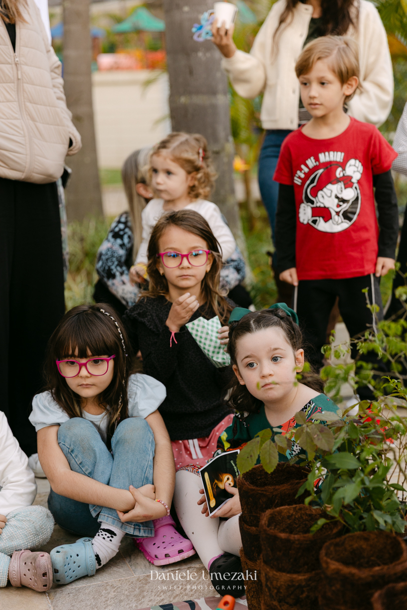 Francisco comemorando seu aniversário de 9 anos no condomínio Landscape em Mogi das Cruzes durante uma festa com atividades da SOS Ambiental e oficina de plantio