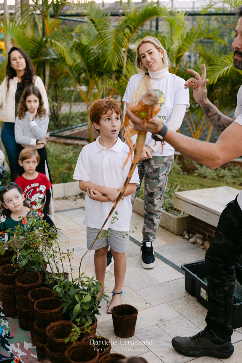 Francisco comemorando seu aniversário de 9 anos no condomínio Landscape em Mogi das Cruzes durante uma festa com atividades da SOS Ambiental e oficina de plantio