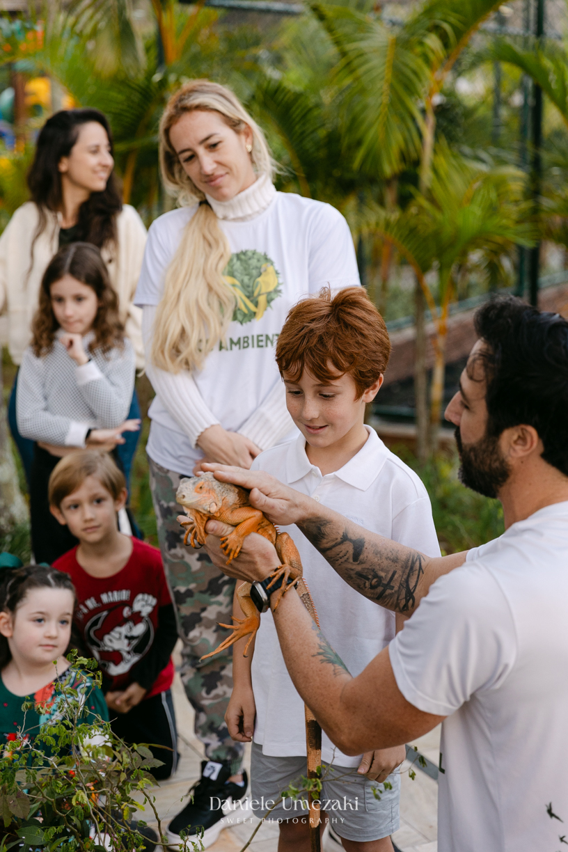 Francisco comemorando seu aniversário de 9 anos no condomínio Landscape em Mogi das Cruzes durante uma festa com atividades da SOS Ambiental e oficina de plantio