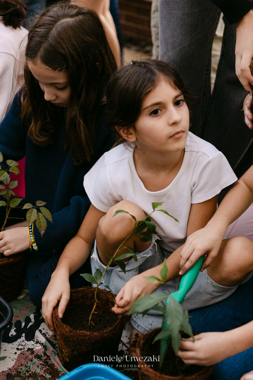 Francisco comemorando seu aniversário de 9 anos no condomínio Landscape em Mogi das Cruzes durante uma festa com atividades da SOS Ambiental e oficina de plantio