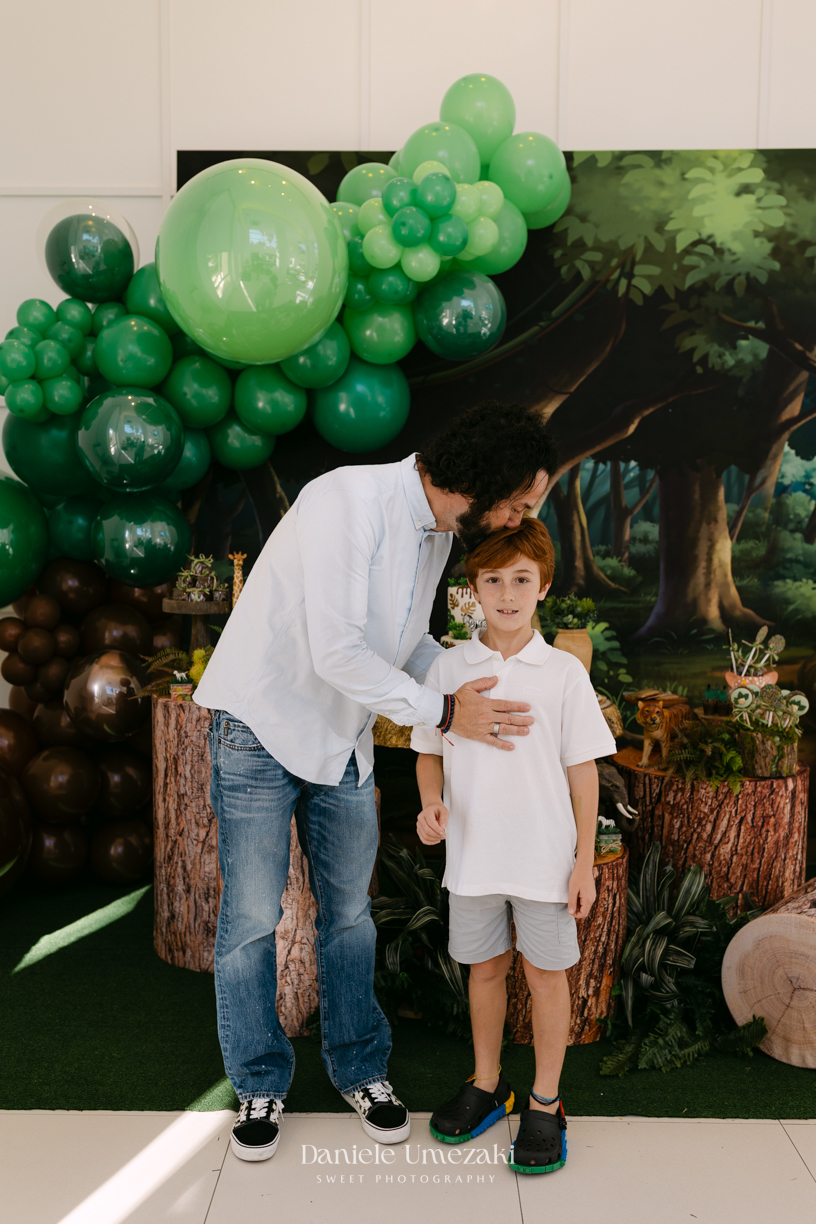 Francisco comemorando seu aniversário de 9 anos no condomínio Landscape em Mogi das Cruzes durante uma festa com atividades da SOS Ambiental e oficina de plantio