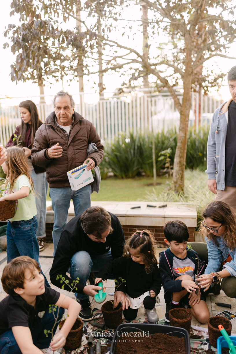 Francisco comemorando seu aniversário de 9 anos no condomínio Landscape em Mogi das Cruzes durante uma festa com atividades da SOS Ambiental e oficina de plantio