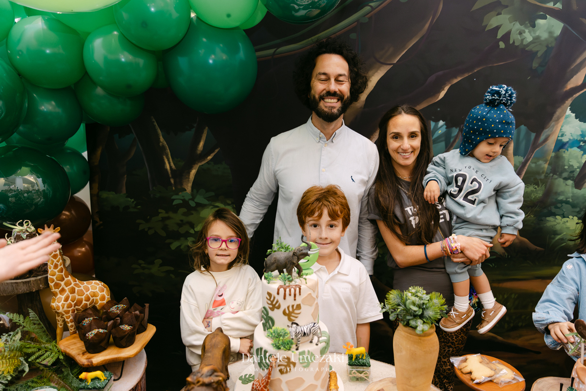 Francisco comemorando seu aniversário de 9 anos no condomínio Landscape em Mogi das Cruzes durante uma festa com atividades da SOS Ambiental e oficina de plantio