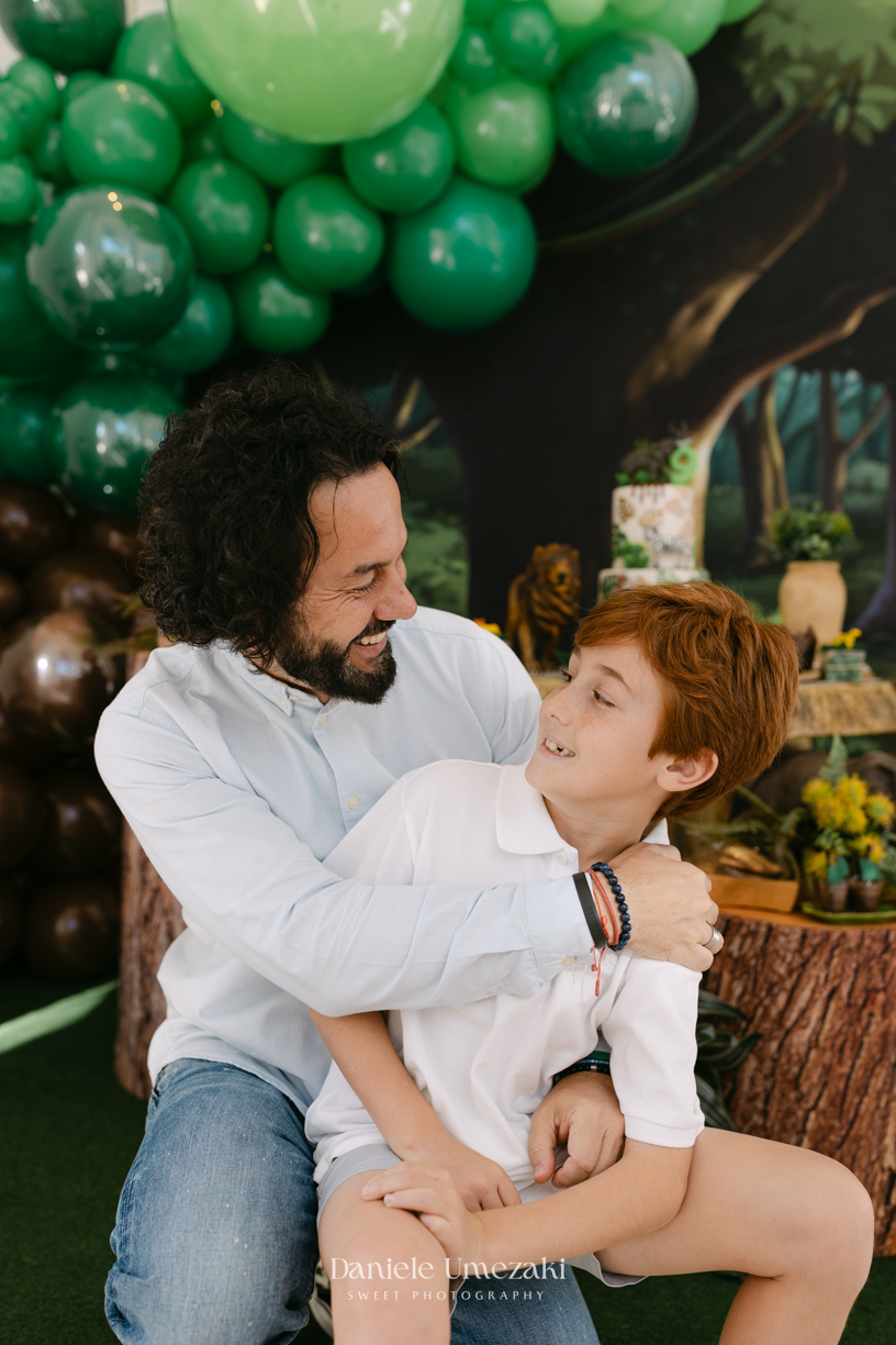 Francisco comemorando seu aniversário de 9 anos no condomínio Landscape em Mogi das Cruzes durante uma festa com atividades da SOS Ambiental e oficina de plantio