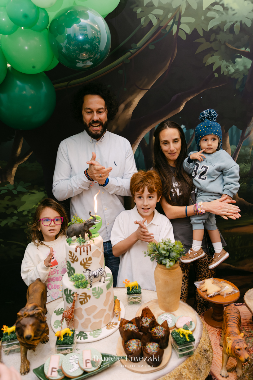 Francisco comemorando seu aniversário de 9 anos no condomínio Landscape em Mogi das Cruzes durante uma festa com atividades da SOS Ambiental e oficina de plantio