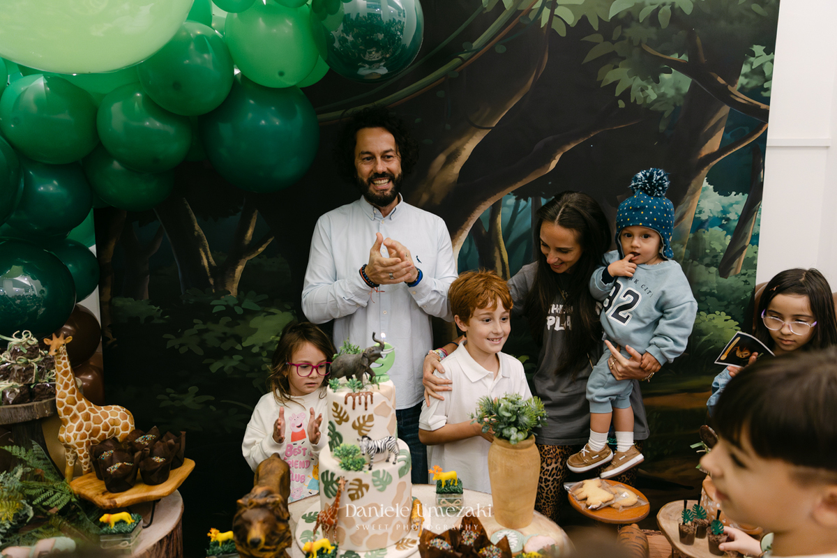 Francisco comemorando seu aniversário de 9 anos no condomínio Landscape em Mogi das Cruzes durante uma festa com atividades da SOS Ambiental e oficina de plantio