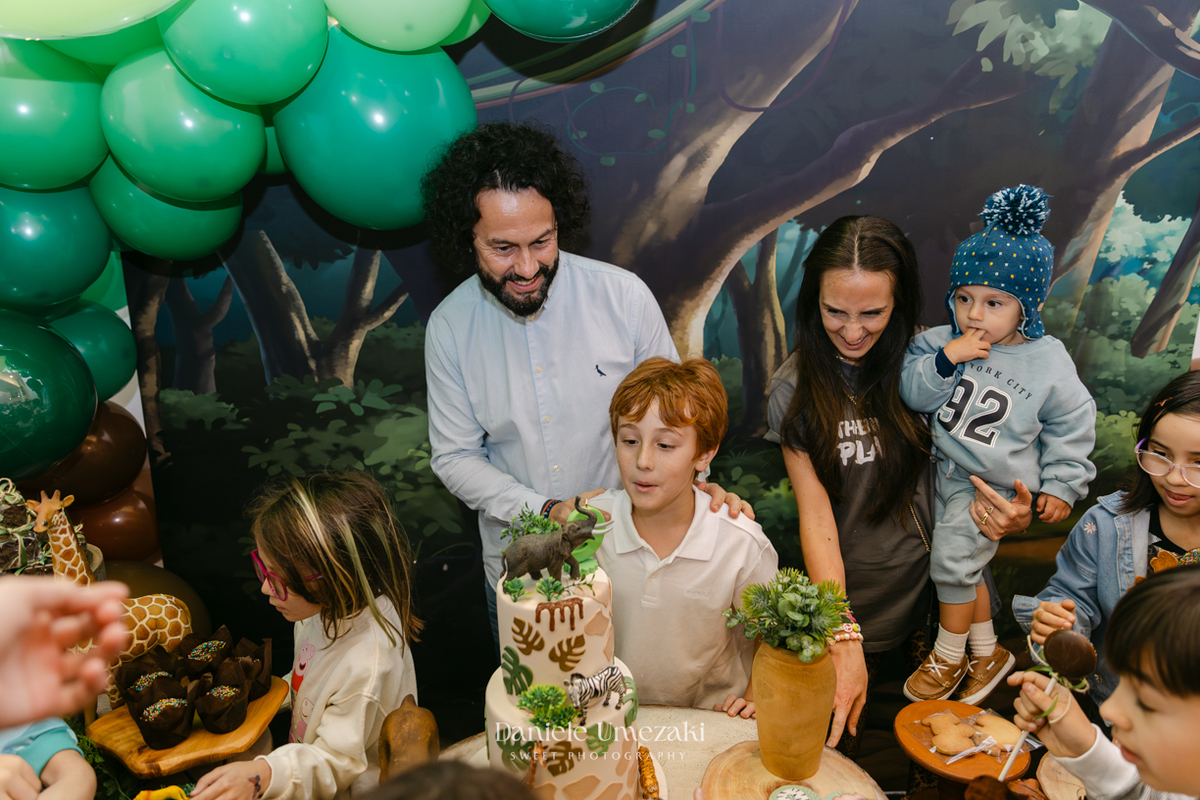 Francisco comemorando seu aniversário de 9 anos no condomínio Landscape em Mogi das Cruzes durante uma festa com atividades da SOS Ambiental e oficina de plantio