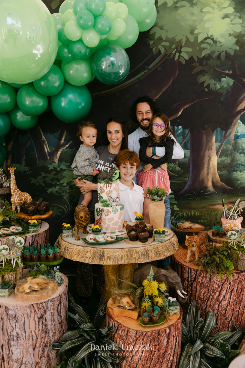 Francisco comemorando seu aniversário de 9 anos no condomínio Landscape em Mogi das Cruzes durante uma festa com atividades da SOS Ambiental e oficina de plantio