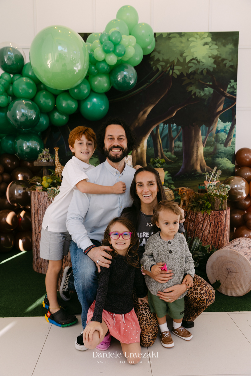 Francisco comemorando seu aniversário de 9 anos no condomínio Landscape em Mogi das Cruzes durante uma festa com atividades da SOS Ambiental e oficina de plantio