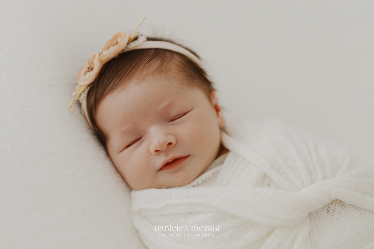 Ensaio newborn em Mogi das Cruzes com fotografia delicada, natural e atemporal. Conheça os primeiros dias da Lia registrados no estúdio Dani Umezaki Sweet Photography, especializado em fotografias de recém-nascidos e famílias.