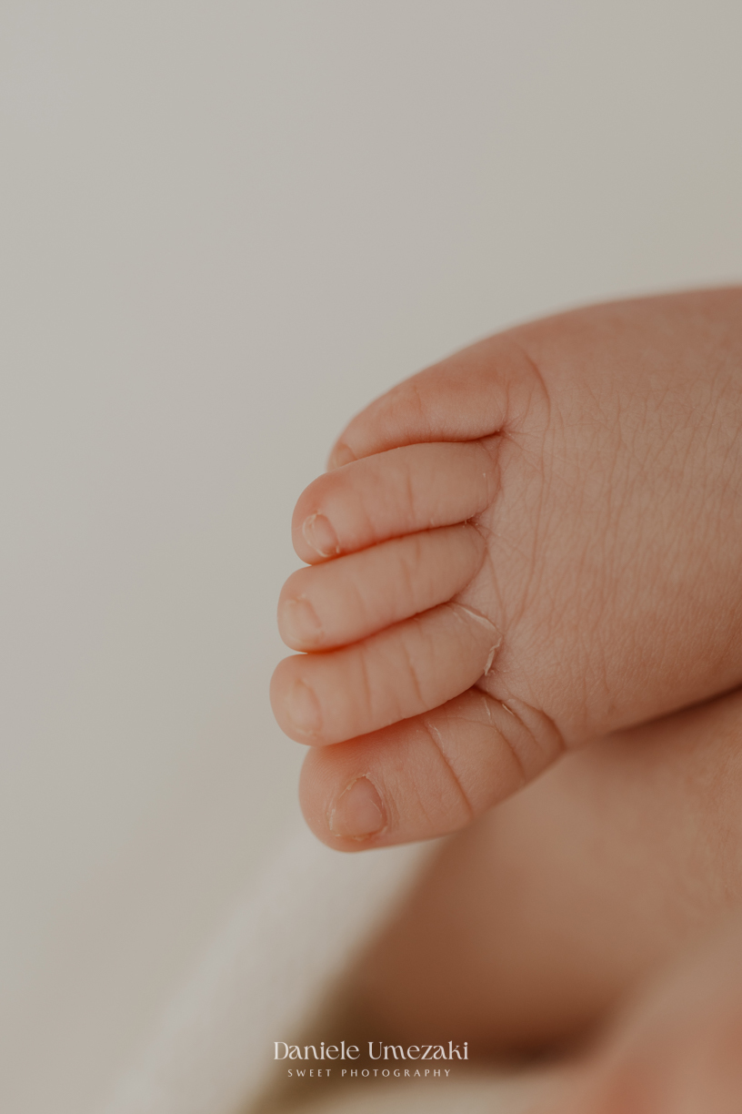 Ensaio newborn em Mogi das Cruzes com fotografia delicada, natural e atemporal. Conheça os primeiros dias da Lia registrados no estúdio Dani Umezaki Sweet Photography, especializado em fotografias de recém-nascidos e famílias.