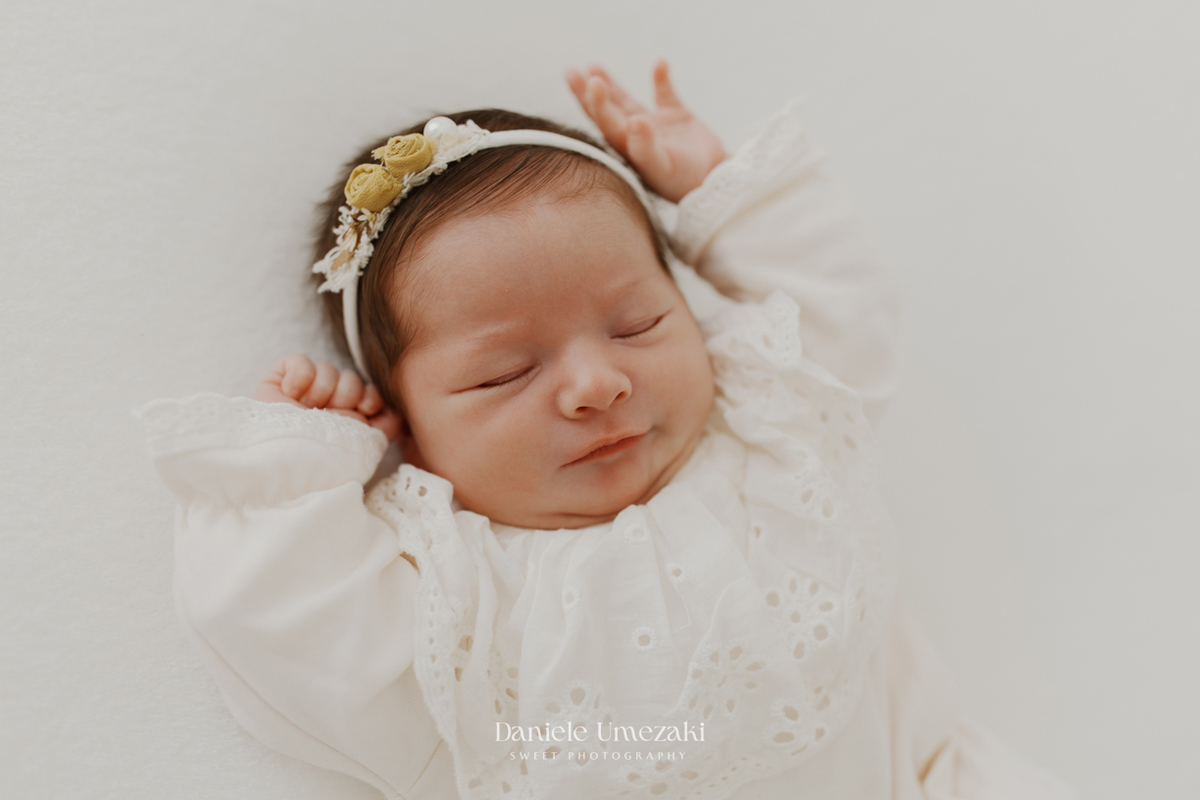 Ensaio newborn em Mogi das Cruzes com fotografia delicada, natural e atemporal. Conheça os primeiros dias da Lia registrados no estúdio Dani Umezaki Sweet Photography, especializado em fotografias de recém-nascidos e famílias.