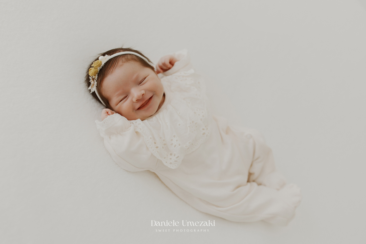 Ensaio newborn em Mogi das Cruzes com fotografia delicada, natural e atemporal. Conheça os primeiros dias da Lia registrados no estúdio Dani Umezaki Sweet Photography, especializado em fotografias de recém-nascidos e famílias.