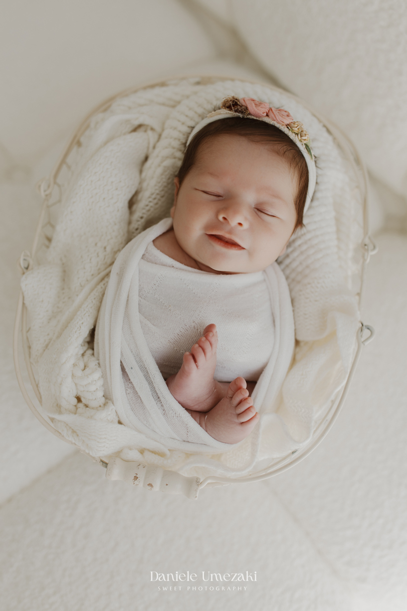 Ensaio newborn em Mogi das Cruzes com fotografia delicada, natural e atemporal. Conheça os primeiros dias da Lia registrados no estúdio Dani Umezaki Sweet Photography, especializado em fotografias de recém-nascidos e famílias.