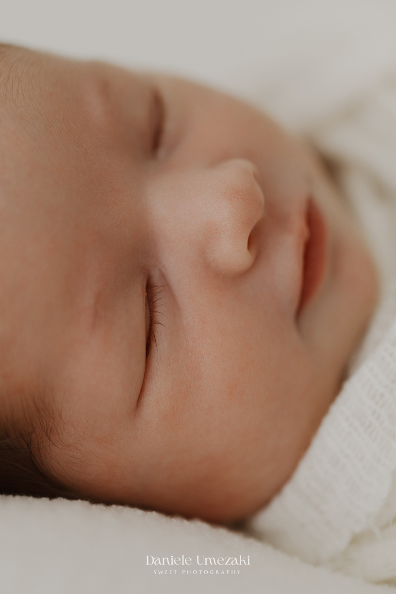 Ensaio newborn em Mogi das Cruzes com fotografia delicada, natural e atemporal. Conheça os primeiros dias da Lia registrados no estúdio Dani Umezaki Sweet Photography, especializado em fotografias de recém-nascidos e famílias.